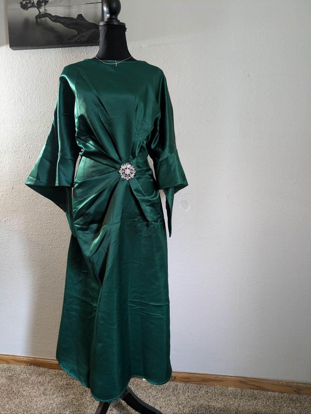Elegant Emerald Green Satin Midi Dress with Rhinestone Brooch Detail - Size M